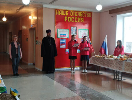Настоятель храма Успения Пресвятой Богородицы села Ливенка принял участие в Вербной ярмарке в МБОУ «Ливенская СОШ №2»
