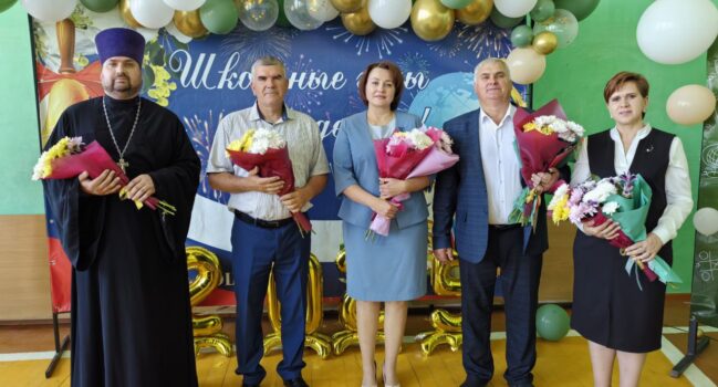 Настоятель храма Успения Пресвятой Богородицы села Ливенка посетил торжественное мероприятие посвященное последнему звонку в МБОУ «Ливенская СОШ №1»