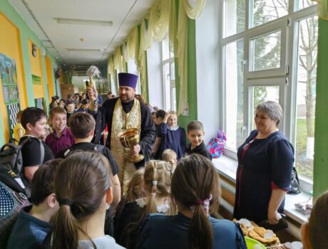 Настоятель Свято-Успенского храма села Ливенка принял участие в проведении благотворительной акции «Вербная ярмарка» в МБОУ «Ливенская СОШ №1»