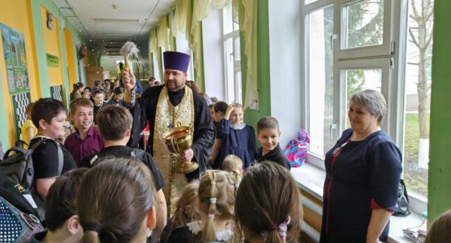 Настоятель Свято-Успенского храма села Ливенка принял участие в проведении благотворительной акции «Вербная ярмарка» в МБОУ «Ливенская СОШ №1»