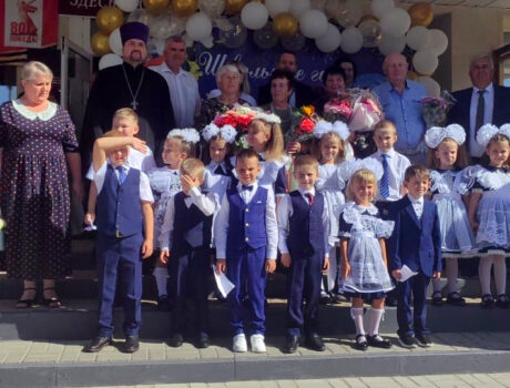 Настоятель Свято-Успенского храма храма села Ливенка посетил МБОУ «Ливенская СОШ №1» и принял участие в мероприятии посвященном началу нового учебного года